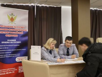 Сотрудники УФСИН представили вакансии на ярмарке для участников СВО в Якутске