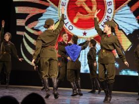 В День народного единства в Якутске юным якутянам вручили первые паспорта