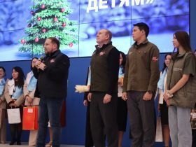 Участники конкурса «Учитель года» передали новогодние подарки для детей из семей участников СВО