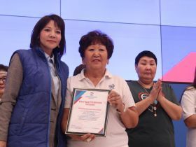 В Якутии в День волонтера отметили лучших добровольцев