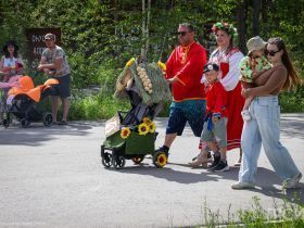 «Кындыкан, ракета и синий трактор»: в Якутске состоялся парад колясок