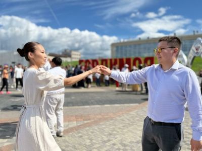 Большой семейный вальс станцевали на площади Республики в Якутске