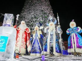 На площади Орджоникидзе зажгли ёлку Якутска