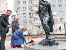 Якутяне возложили цветы к мемориальному комплексу «Солдат Туймаады»