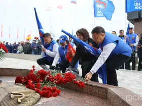 В Якутске провели акцию «Поклонимся великим тем годам» в честь 81-й годовщины Победы