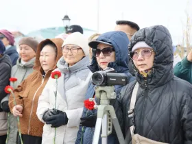 Айсен Николаев возложил цветы к памятнику Илье Винокурову в Намском улусе