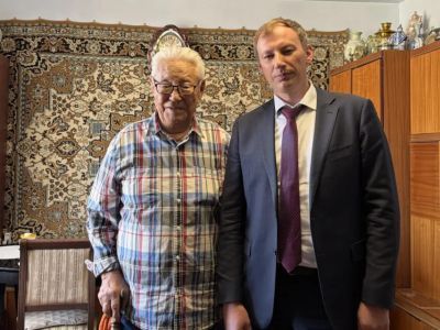 Ветерана Кирилла Павлова с Днем Победы поздравил министр экологии Якутии