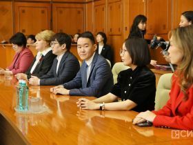 Айсен Николаев вручил дипломы выпускникам программы «Якутия – земля героев»