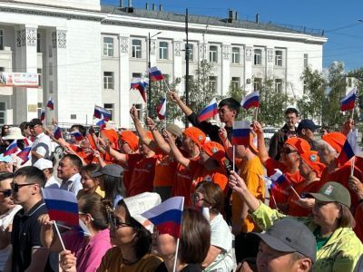 Волонтеры Якутии раздают ленточки и флажки в цветах триколора