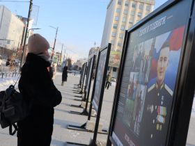 В центре Якутска открыли выставку «Герои и подвиги»