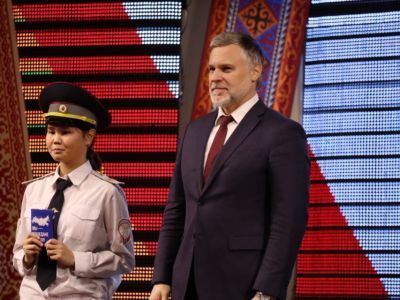 В День народного единства в Якутске юным якутянам вручили первые паспорта
