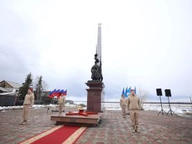 Айсен Николаев почтил память героев в Вилюйском районе