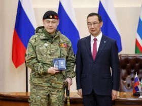 В преддверии Дня защитника Отечества Айсен Николаев вручил госнаграды участникам СВО
