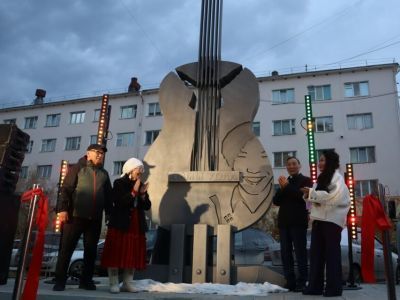 В Якутске открыли сквер со стелой памяти музыканта Айыы Уола