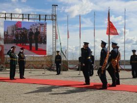 В Якутске торжественно подняли символ Знамени Победы