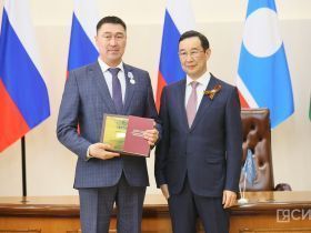 Айсен Николаев вручил дипломы выпускникам программы «Якутия – земля героев»