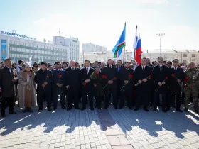 Глава Якутии возложил цветы к памятнику Платону Ойунскому