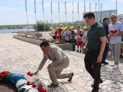 В Дни армейской культуры на площади Победы Якутска возложили цветы якутянам-героям