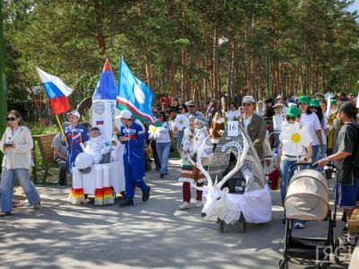 «Кындыкан, ракета и синий трактор»: в Якутске состоялся парад колясок