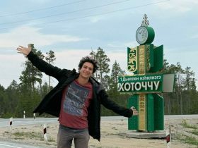 Доил коров и чистил карасей: путешествующий автостопом австралиец поработал на якутской ферме