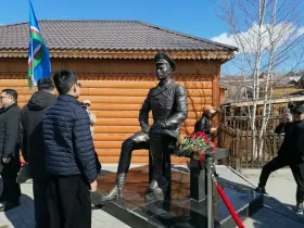Якутяне возложили цветы к памятнику Степану Аржакову