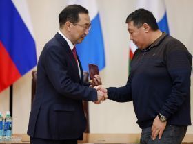В преддверии Дня защитника Отечества Айсен Николаев вручил госнаграды участникам СВО