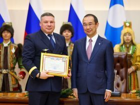 Айсен Николаев вручил государственные награды отличившимся якутянам