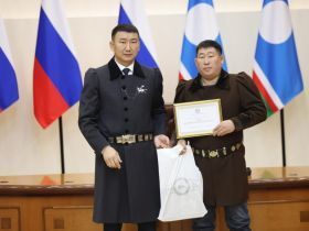 Носителям традиционной культуры вручили стипендии главы Якутии