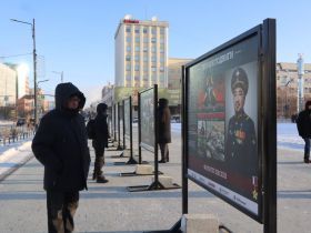 В центре Якутска открыли выставку «Герои и подвиги»