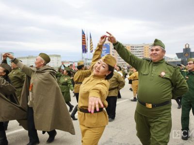 Более 1500 якутян станцевали «Вальс Победы» в Якутске