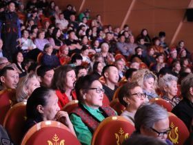 В День народного единства в Якутске юным якутянам вручили первые паспорта