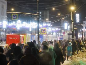 На площади Орджоникидзе зажгли ёлку Якутска