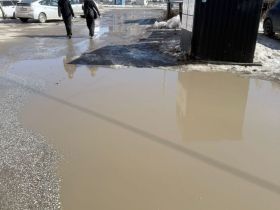 Все еще не «город белых кроссовок»: как выглядят улицы и дворы Якутска весной