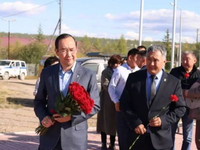 Глава Якутии почтил память Александра Иванова в Оленьке
