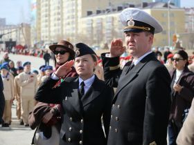 В Якутске торжественно подняли символ Знамени Победы