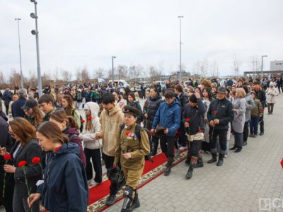 Минута молчания, новобранцы и гречка: в Якутске прошла церемония памяти в честь Дня Победы
