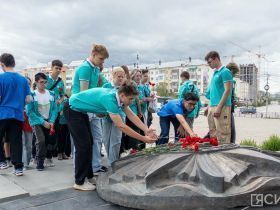 В Якутске юные дипломаты почтили память героев Великой Отечественной войны