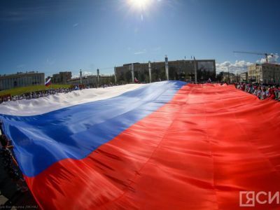 Огромный российский флаг развернули в центре Якутска