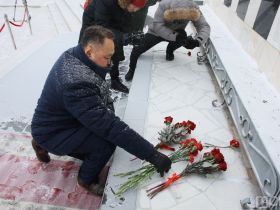 Якутяне возложили цветы в память погибших на озере Ильмень