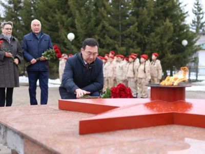 Айсен Николаев почтил память героев в Вилюйском районе