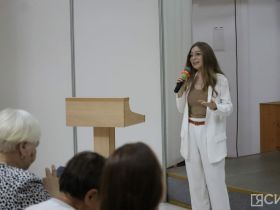 Не заменяйте игрушки и общение гаджетом: о пользе и вреде смартфонов для детей рассказала психолог