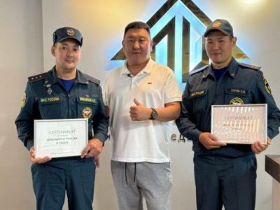 Сертификаты на земельные участки вручили пожарным, спасшим людей в Якутске