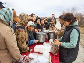 Минута молчания, новобранцы и гречка: в Якутске прошла церемония памяти в честь Дня Победы