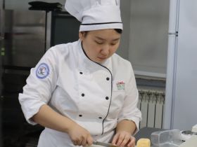 Участники «Вкуса Севера» приготовили меренгу с таежными ягодами и рыбные мини-пироги