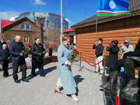 Якутяне возложили цветы к памятнику Степану Аржакову