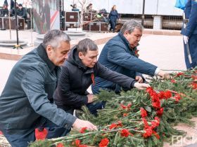 Якутяне возложили цветы к мемориальному комплексу «Солдат Туймаады»