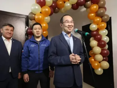 Айсен Николаев вручил ключи от новых квартир переселенцам из аварийного жилья в Алданском районе