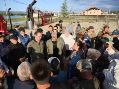 Глава Якутии встретился с жителями пострадавших от паводка сел в Оймяконском районе