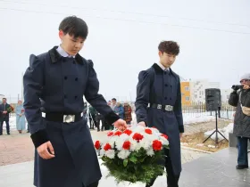 Айсен Николаев возложил цветы к памятнику Илье Винокурову в Намском улусе