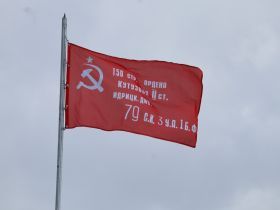 В Якутске торжественно подняли символ Знамени Победы
